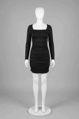 Czarna sukienka mini z dlugim rekawem i marszczeniami