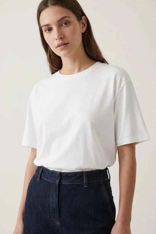 Damski biały T-shirt o klasycznym kroju